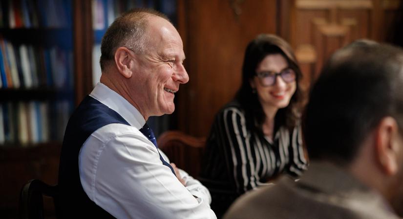 Navracsics Tibor: tovább emeljük a béreket a közszolgálatban