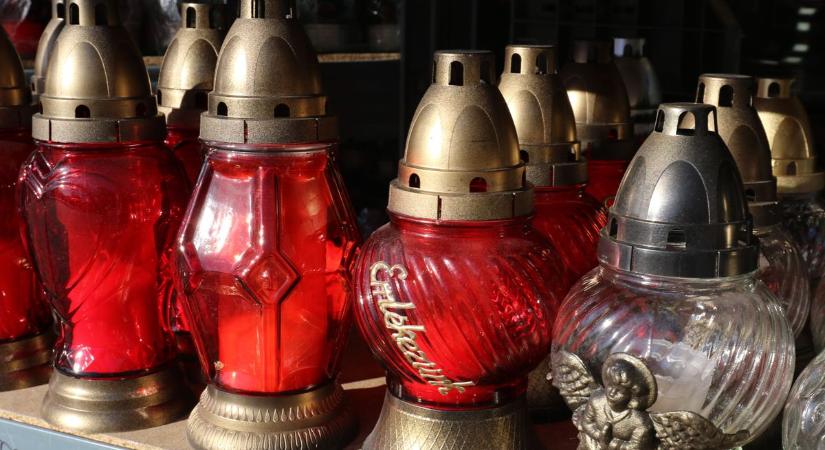 Ennyibe kerülnek idén a mécsesek, virágok és koszorúk – fotók