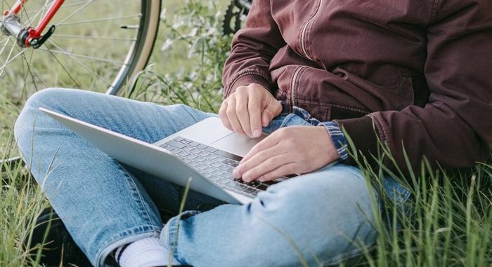 Távmunka vagy hibrid munkarend: jogi csapdák és adómentes lehetőségek 2025-ben