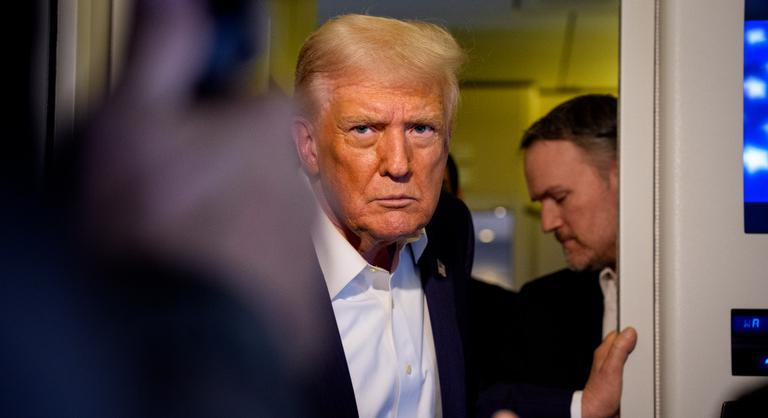 Donald Trump elé tettek egy pisztolyrajzot, a csövére azt írták, töltve