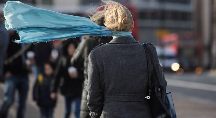 Hiába lesz meleg, a szél nem kímél minket: erre a vármegyére riasztást adtak ki miatta