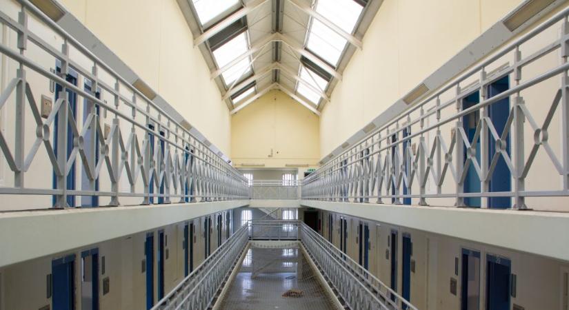 A börtön imaszobájában is pásztorórát tarthatott egy börtönőrnő Nagy-Britanniában, akinek a vádak szerint több rabbal is viszonya volt