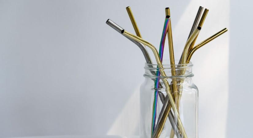 Arany szívószál miatt riasztották a rendőröket – 5 milliós italhoz készült a luxus kiegészítő