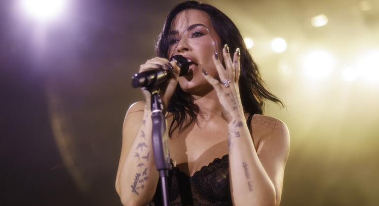 Ránk szabadította káoszát az énekesnő, aki pokoljárása után most a mennyekben táncol