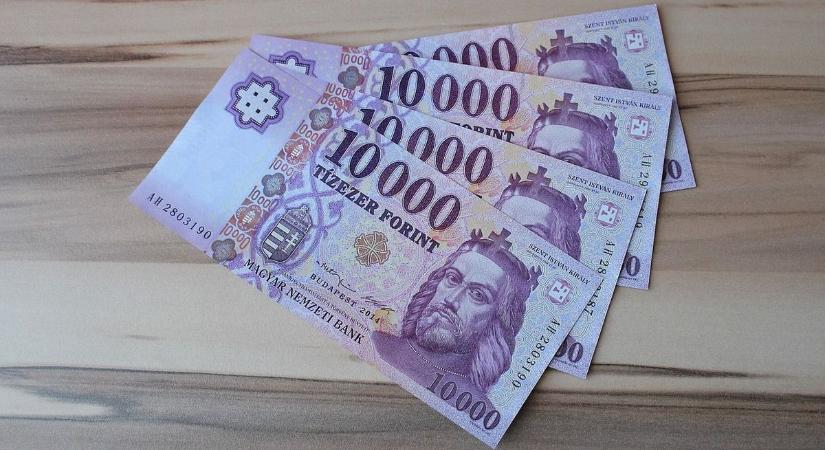 Kíváncsi rá, mennyit keresnek a kollégái? 2026-tól így jönnek a nyilvános bérek