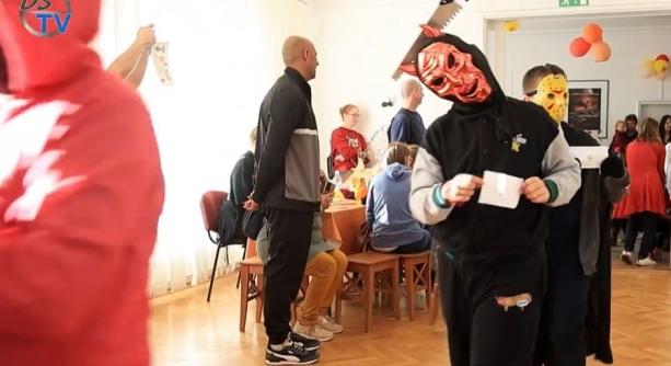 DSTV: jelmezes kavalkád a múzeumban