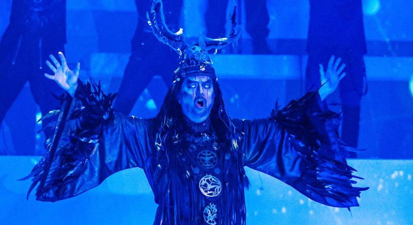 Király lett a paksi fiúból! – szilveszterkor kerül fejére a korona