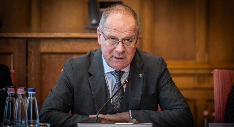 Újabb béremelést jelentett be a kormány