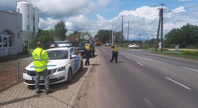 Nyugodtan a volánnál: Teendők, ha levillog a rendőr