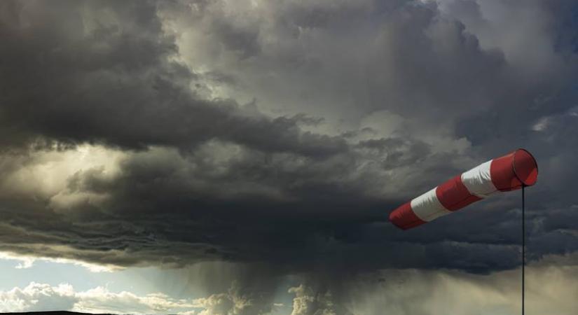 Kegyetlen széllökések csapnak le erre a vármegyére csütörtökön: kiadták az elsőfokú riasztást