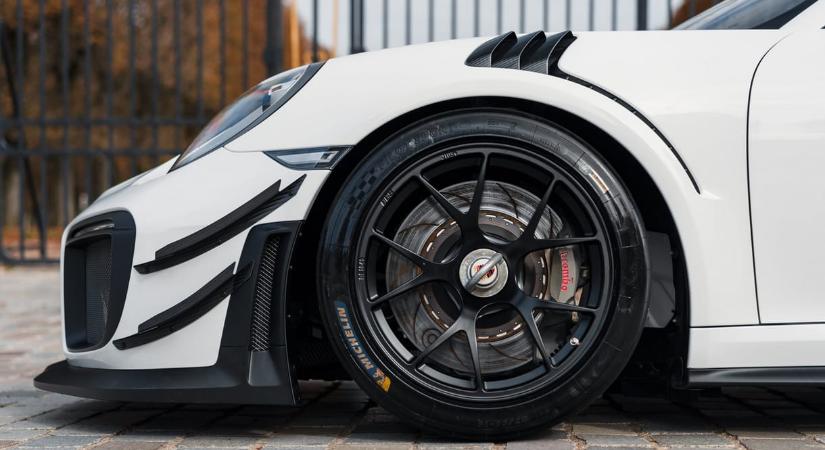 Olyan durva ez a Porsche, hogy nem is lehet közutakra vinni