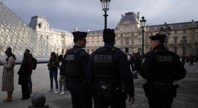 A Louvre kirablásának őrizetbe vett két gyanúsítottja "részben beismerte" a bűncselekményeket