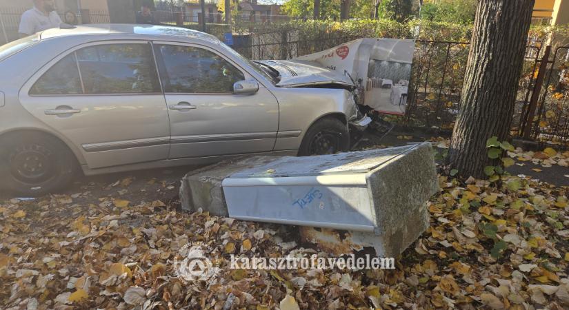 Ütközés után egy távközlési dobozt is kidöntött egy autó Hajdúszoboszlón