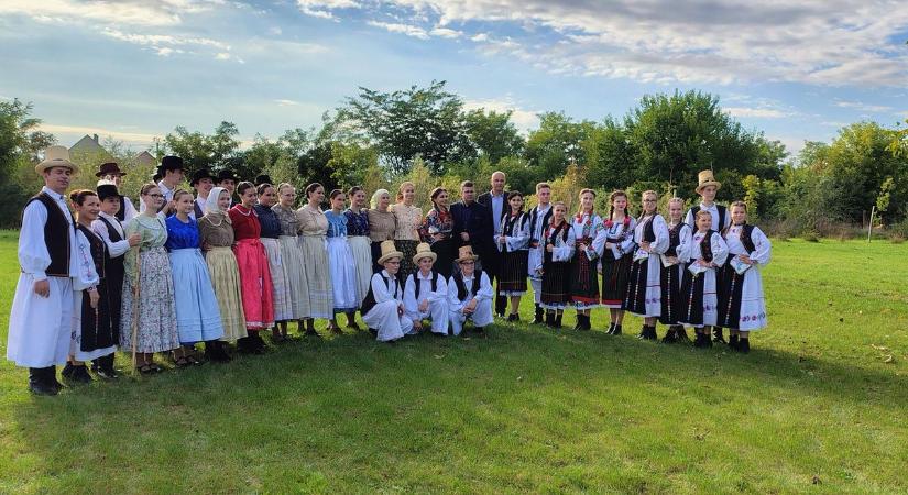 Kultúrák találkozása Napkoron – Nemzetközi alkotótábor és néptáncfesztivál