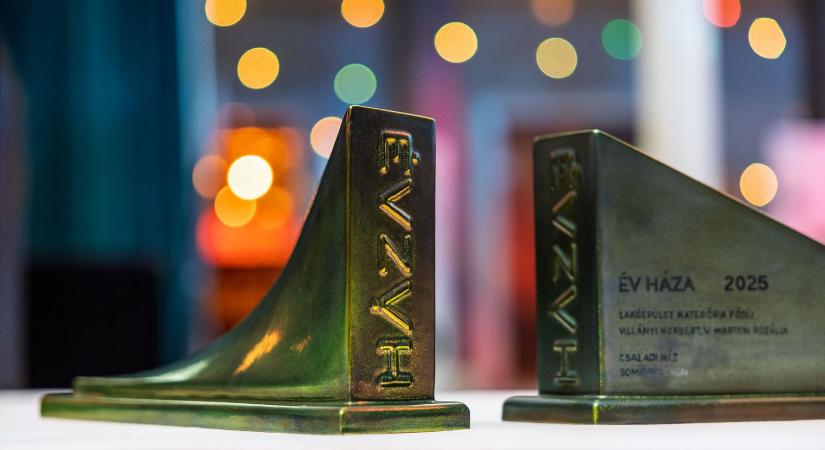 Év háza 2025: családi ház a település szélén és óvoda a kiskastély parkjában