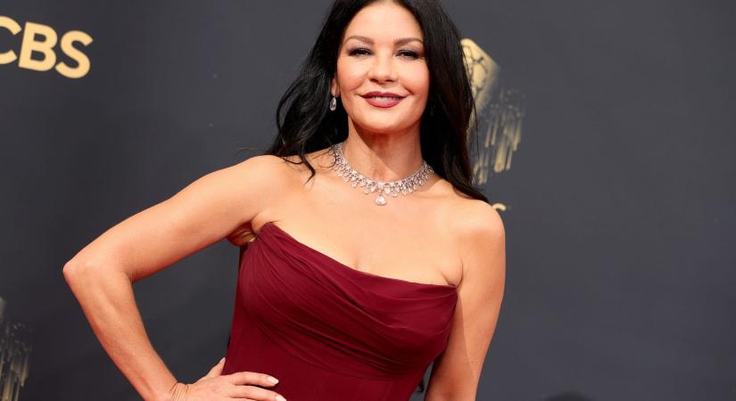 Catherine Zeta-Jones 22 éves lánya édesanyja nyomdokaiba lépett: a színésznő ikonikus ruhájában tündökölt