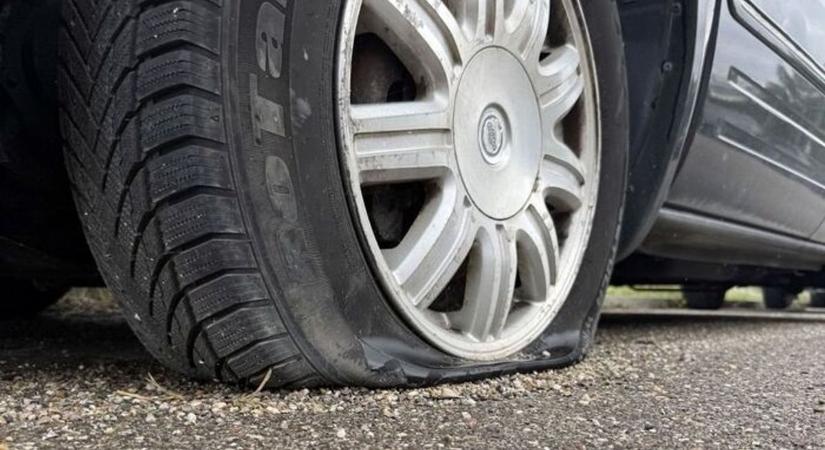 Nem hiszed el, mit tett a hevesi úton – több abroncs is odalett