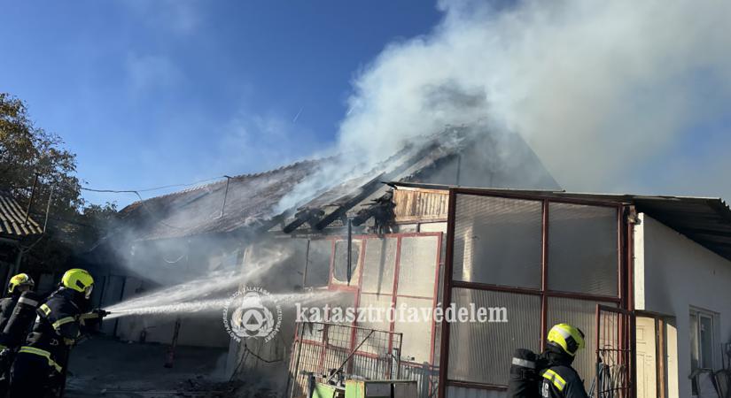 Robbanás rázta meg a környéket: lángba borult egy asztalosműhely!