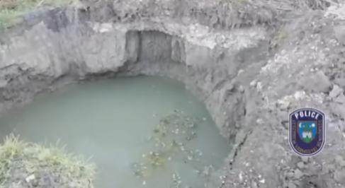 Kutyáját mentette a tinédzser, de maga is belezuhant a mély gödörbe