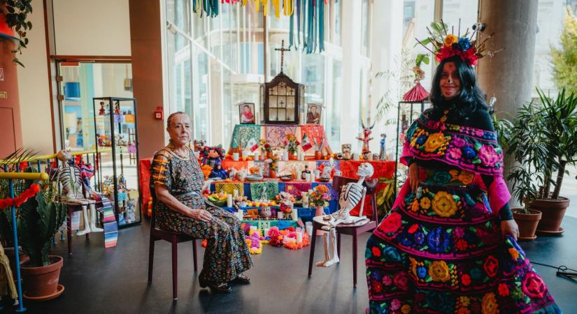 Frida Kahlo oltára Budapesten: elindult a mexikói halottak napja ünnepségsorozat Budapesten is, fotókon a megnyitó