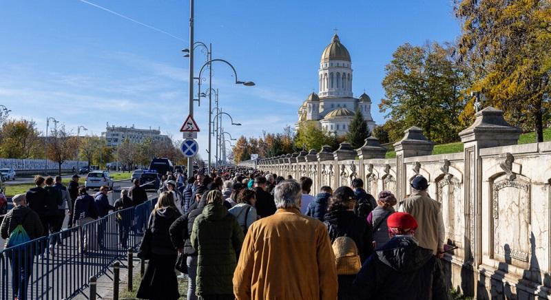 Erőszakkal próbáltak bejutni a hívek a bukaresti óriáskatedrálisba