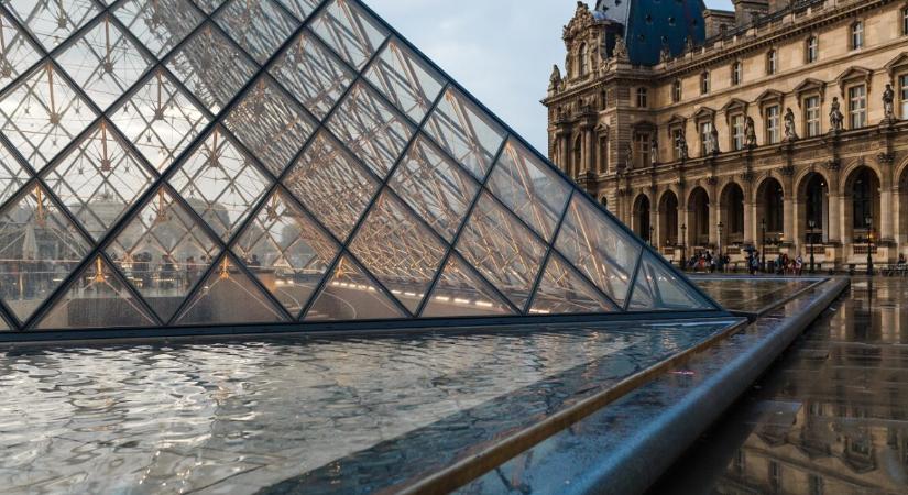 8 perc alatt raboltak a Louvre-ban – újabb 5 letartóztatás történt a párizsi ékszerrablás ügyében