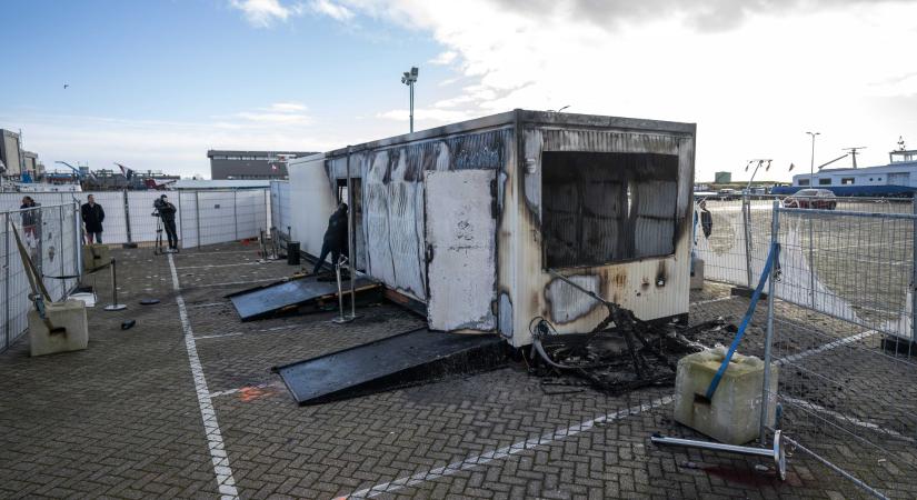Felgyújtottak egy tesztközpontot a kijárási tilalom első éjjelén Hollandiában