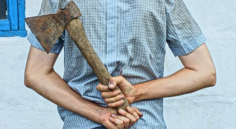 Fejszével követelte eladott mobiltelefonjának árát a dühöngő férfi