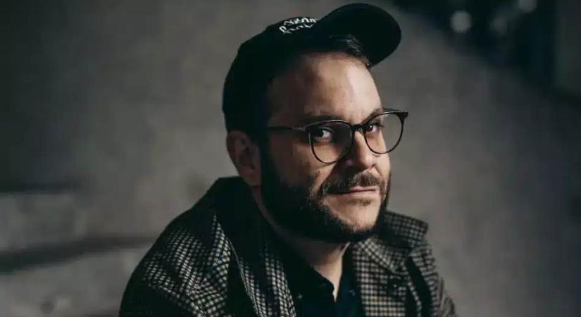 Szendrői Csaba, az Elefánt zenekar frontembere is látható Pass Andrea új darabjában