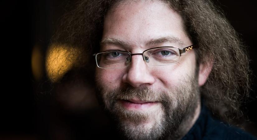 Varró Dániel rímbe szedve köszönti a halloweent