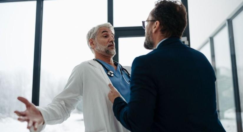 Dühkitörés a rendelőben: vádat emeltek az orvost fenyegető férfi ellen