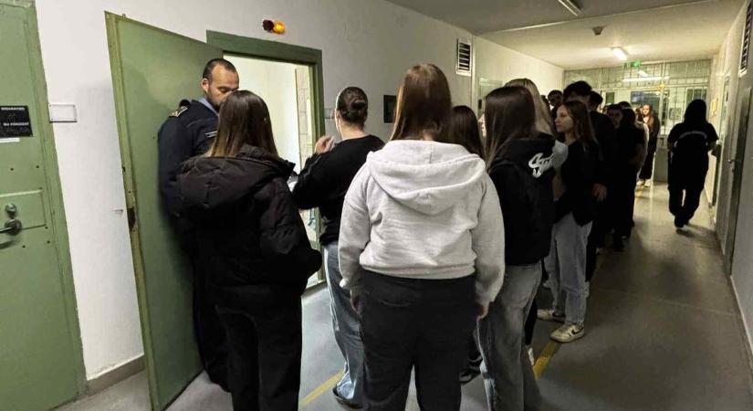 Rács mögött az egész osztály – hogy kerültek a tiszalöki börtönbe a nyíregyházi diákok?