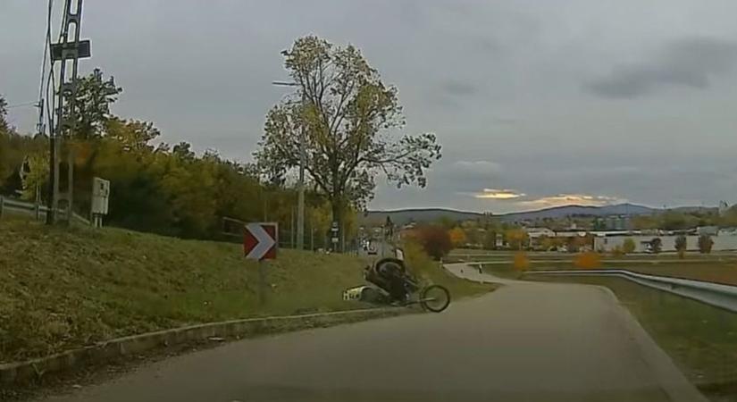 Macska-egér harc: ezért nem érdemes részegen, bukósisak nélkül menekülni a rendőrök elől