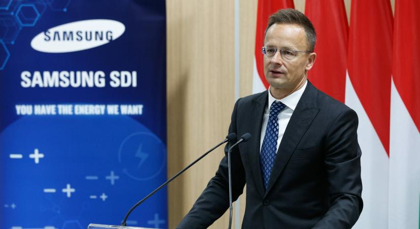 Mintavétel nélkül állítja a hatóság, hogy nincs rákkeltő anyag a gödi akkugyár tetején lévő fekete foltokban