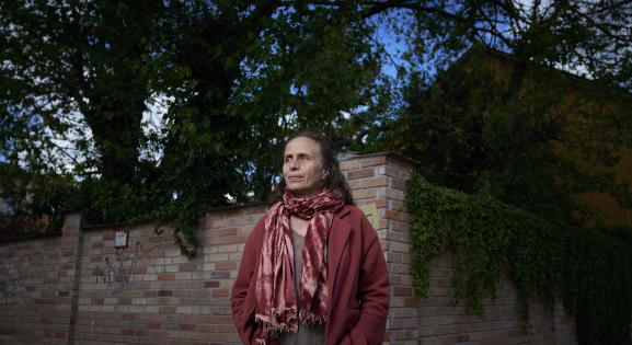 Tompa Andrea: Egyik országból a másikba küldenek, onnan pedig vissza