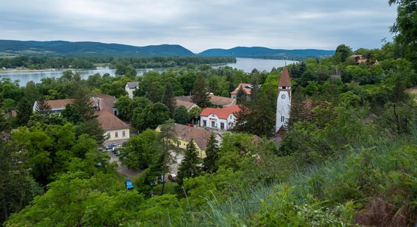 „Zebegény nem Halloween falu” – betiltotta a tökfaragást a település polgármestere, szerinte a helyiek inkább menjenek a temetőbe emlékezni