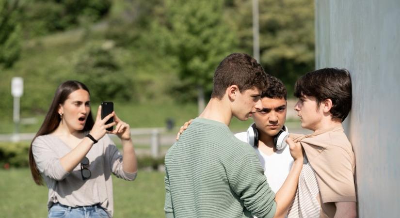 Ököllel esett osztálytársának egy tinédzser Tolnában – ügyészség elé került az ügy