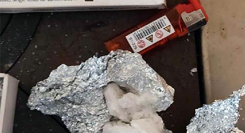 Nem bírt magával a kristályos díler – nyomkövetővel a lábán is árulta a cuccot