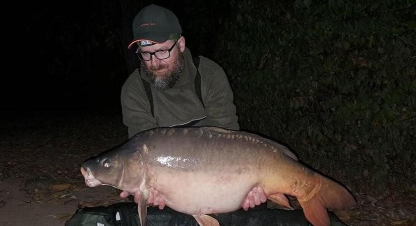Újabb óriási fogás ezen a dunántúli tavon: tippelj, hogy mekkora ez a tükörponty!