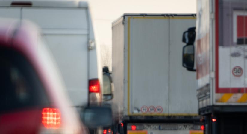 Négy autó ütközött az M1-es autópályán Bicskénél