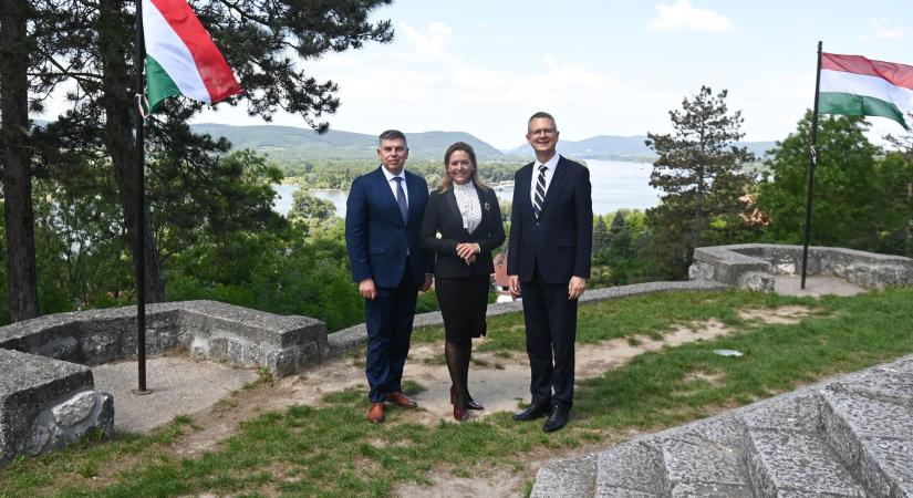 Betiltotta a halloweeni „haláltökök” faragását a zebegényi polgármester