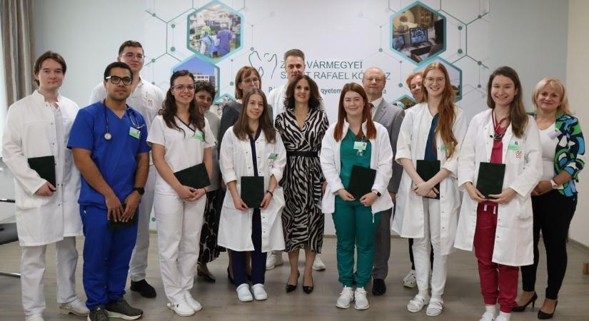 Itt az utánpótlás: tíz fiatal orvos érkezett a vármegyei kórházba