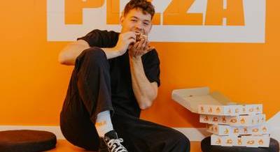 A TEGLA pizza tényleg nem viccel: közel félkilós szeletekkel épült be a Corvin-negyedbe