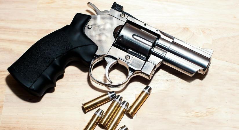 Nyoma veszett három lőfegyvernek a Balatonnál, körözést adott ki a rendőrség