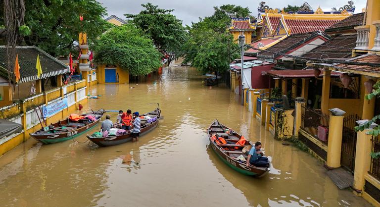 Rekordmennyiségű eső esett, 128 ezer házat árasztott el a víz Vietnámban