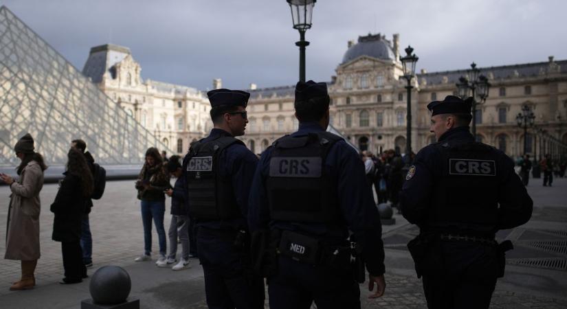 Műkincsrablás a Louvre-ban: újabb gyanúsítottakat vettek őrizetbe