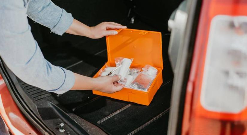 Nagy változás jön a kocsisoknak januártól: megbüntetnek, ha nincs nálad