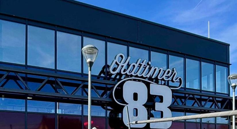 Híres celebek látogattak rabruhában a téti benzinkútra