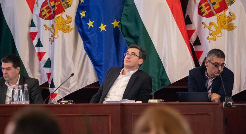 Magyar Péter előbb azt írta, hogy a Sziget körüli kavarás Karácsonyék műbalhéja, aztán azt, hogy sikerült megállapodnia Gerendai Károllyal