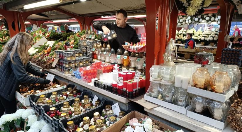A Mindenszentek és a halottak napja jegyében a piacon (videóval, képgalériával)